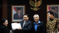 Wakil Ketua DPR RI Fadli Zon menerima berkas dari Rachmawati Soekarno Putri bersama Wakil Ketua DPR RI Agus Hermanto dan Anggota DPR RI Aziz Syamsuddin dari Fraksi Partai Golkar, Jakarta, (9/10/14). (Liputan6.com/Andrian M Tunay)  