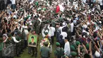 Pelayat mengangkat keranda jenazah tokoh PBNU KH Hasyim Muzadi jelang pemakaman di Ponpes Al-Hikam, Kukusan, Beji, Depok, Kamis (16/3). Jenazah KH Hasyim Muzadi dimakamkan secara militer dengan iringan lantunan tahlil. (Liputan6.com/Immanuel Antonius)
