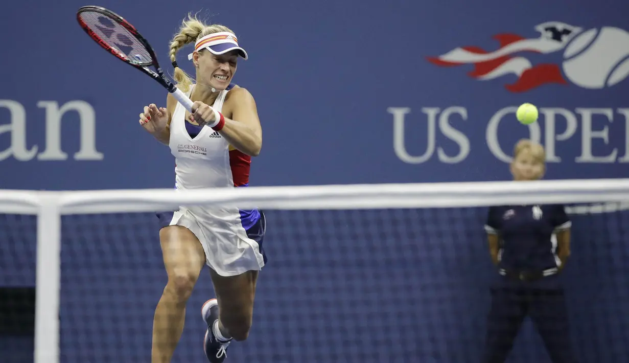 Petenis Jerman, Angelique Kerber, mengembalikan bola saat bertanding melawan petenis Jepang, Naomi Osaka, pada laga turnamen AS Terbuka 2017 di New York, Selasa (29/8/2017). Angelique Kerber kalah 3-6 dan 1-6 dari Naomi Osaka. (AP/Frank Franklin II)