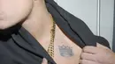 Tergambar tato berbentuk mahkota di dada sebelah kiri Justin Bieber yang dibuatnya pada Agustus 2012 silam. Tato ini ia dedikasikan kepada Raja Pop, Michael Jackson. (Bintang/EPA)