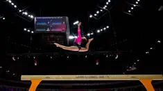 Pesenam putri Italia Chiara Barzasi tampil pada kualifikasi nomor balok keseimbangan Kejuaraan Dunia Gimnastik 2025 di Indonesia Arena, Jakarta, Selasa (21/10/2025). (BAY ISMOYO/AFP)