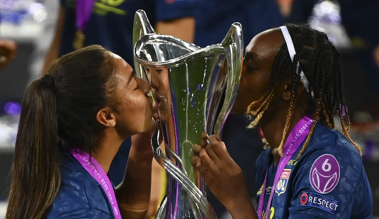 Pemain Lyon berpose dengan trofi juara usai mengalahkan Wolfsburg pada final Liga Champions Wanita di Stadion Anoeta, San Sebastian, Spanyol, Minggu (30/8/2020). Lyon meraih gelar juara Liga Champions Wanita usai mengalahkan Wolfsburg 3-1. (Gabriel Buoys/Pool via AP)