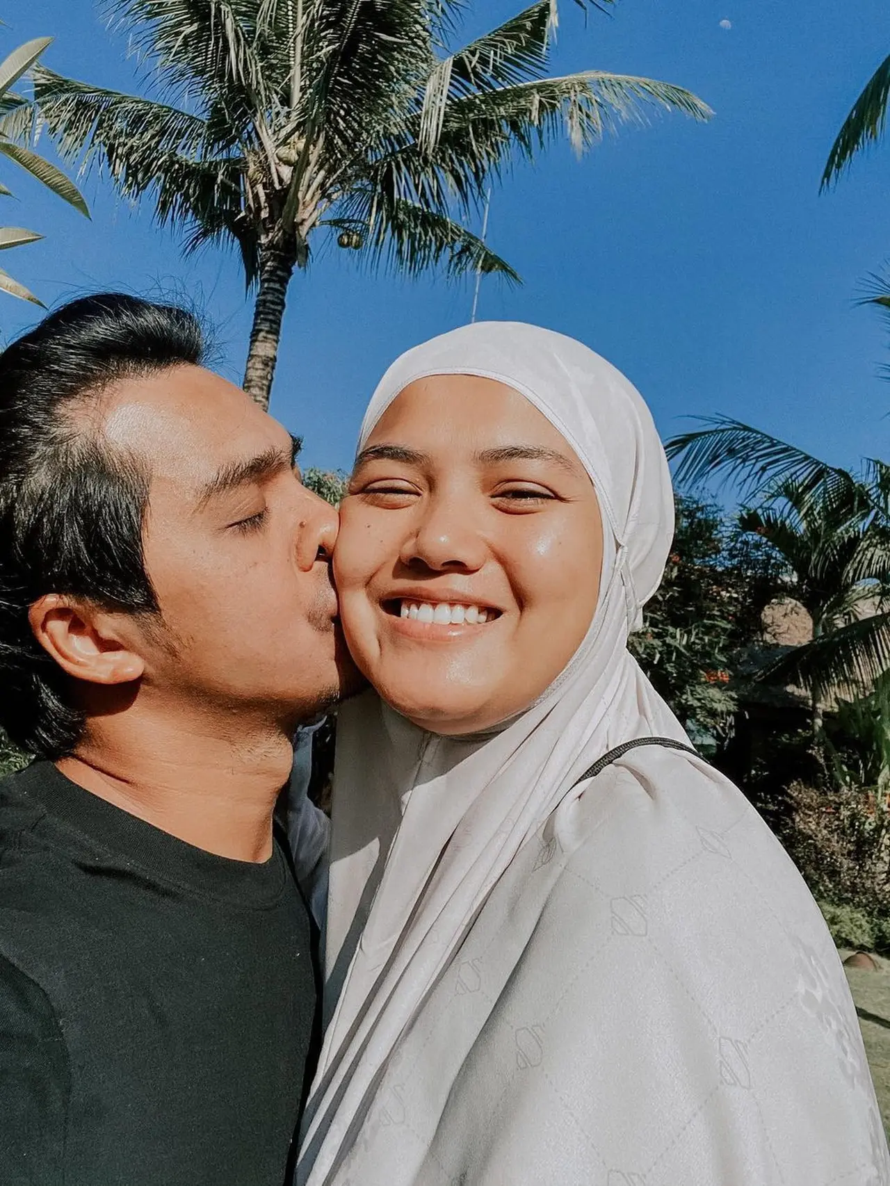 7 Potret Mesra Ricky Harun dan Herfiza, Beri Karangan Bunga saat Istri ...
