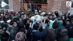 Tiga pemberontak lokal tewas dalam tembak-menembak dengan pasukan pemerintah India di Kashmir dan enam penduduk sipil tewas dalam ledakan di tempat itu setelah pertempuran berakhir.