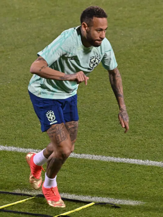 Penyerang Brasil #10 Neymar mengambil bagian dalam sesi latihan jelang melawan Korea Selatan pada babak 16 besar Piala Dunia 2022, di Stadion Al Arabi SC  di Doha, Qatar, Minggu (4/12/2022). Sang pemain terlihat dalam semangat yang sangat tinggi. Neymar pun terlihat sering tersenyum dalam latihan. (NELSON ALMEIDA / AFP)