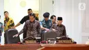 Presiden Joko Widodo dan Wakil Presiden Ma'ruf Amin bersiap memimpin rapat terbatas penanganan kekerasan terhadap anak di Kantor Presiden, Kamis (9/1/2020). Jokowi meminta jajarannya memprioritaskan pada aksi pencegahan yang melibatkan keluarga sekolah serta masyarakat. (Liputan6.com/Angga Yuniar)