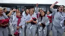 Para aktivis kemanusiaan Global Sumud Flotilla (GSF) meneriakkan slogan-slogan saat tiba di Bandara Istanbul, Turki, Kamis 21 Mei 2026. (AP Photo/Emrah Gurel)