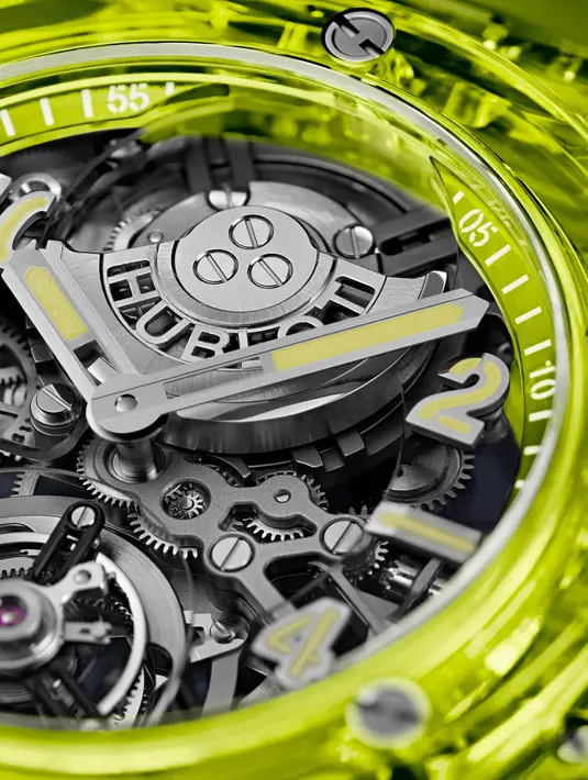 Big Bang Tourbillon Automatic Yellow Neon SAXEM memamerkan kehebatan gerakan Hublot, memanfaatkan kaliber otomatis HUB6035 internal. Referensi kerangka ini menawarkan tourbillon pada jarum jam di pukul 6 yang tampak melayang di udara, karena jembatan safir yang membingkai hingga membentuk visual layaknya kembang api. / Foto dok: Hublot.