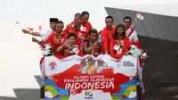 Tontowi Ahmad, Liliyana Natsir, Eko Yuli dan Sri Wahyuni saat menaiki bus Bandros di Terminal 3, Bandara Soekarno-Hatta, Banten, Selasa (23/8/2016). (Bola.com/Nicklas Hanoatubun)