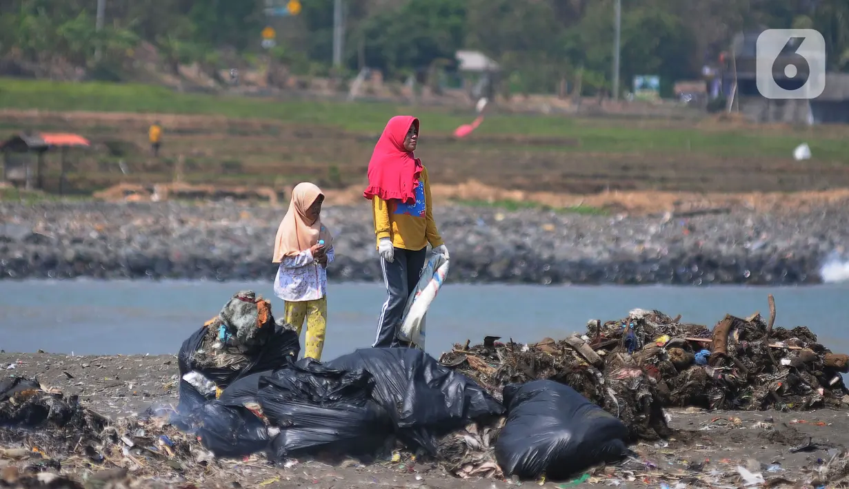 Warga pun terlihat antusias mengikuti kegiatan bersih pantai ini. (merdeka.com/Imam Buhori)