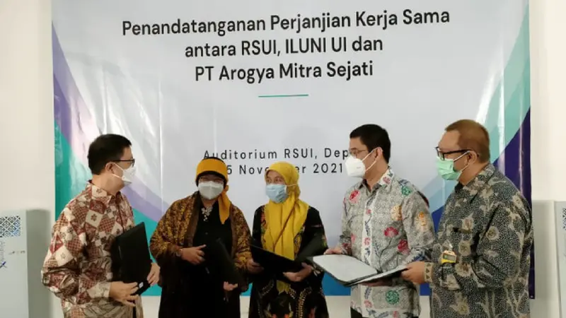 Penandatangan perjanjian kerja sama antara RSUI, ILUNI UI, dan Arogya.ai dalam menerapkan kecerdasan buatan