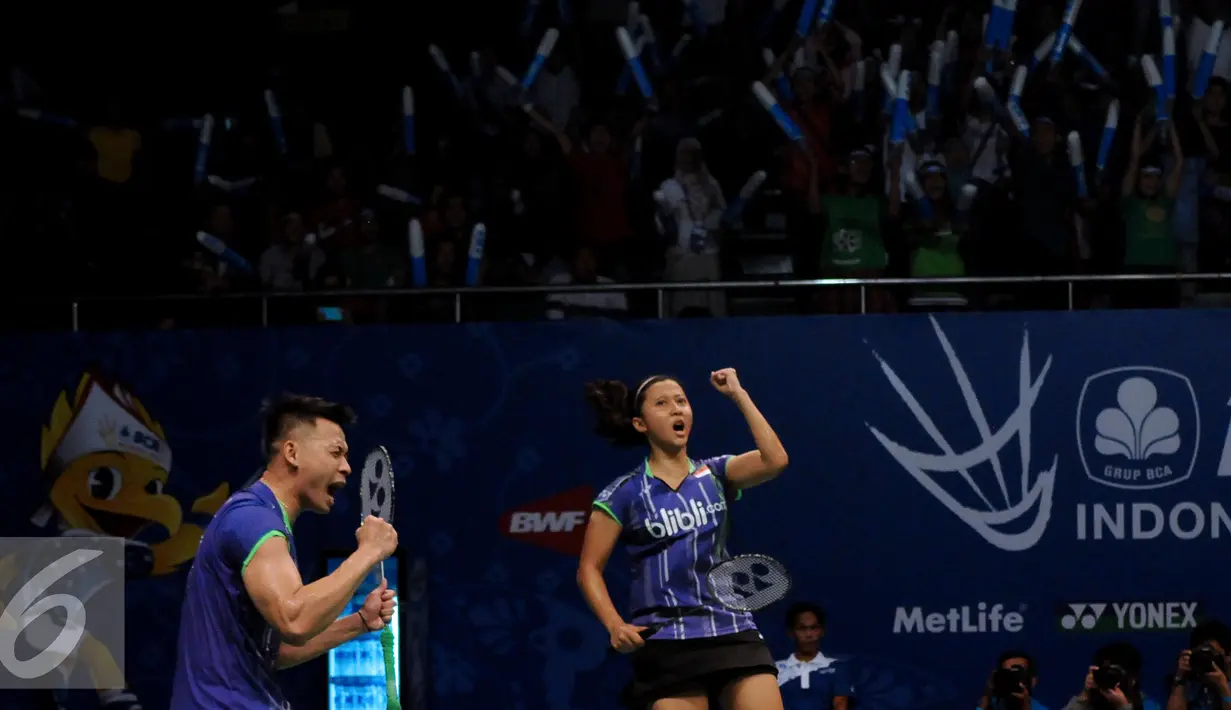 Ganda campuran Indonesia, Riky Widianto dan Richi Puspita Dili bersorak usai memastikan kemenangan atas Lee Chun Hei/Chau Hoi Wah (Hongkong) di BCA Indonesia Open, Jakarta, (31/5). Riky/Richi unggul 21-13, 14-21, 21-18. (Liputan6.com/Helmi Fithriansyah)
