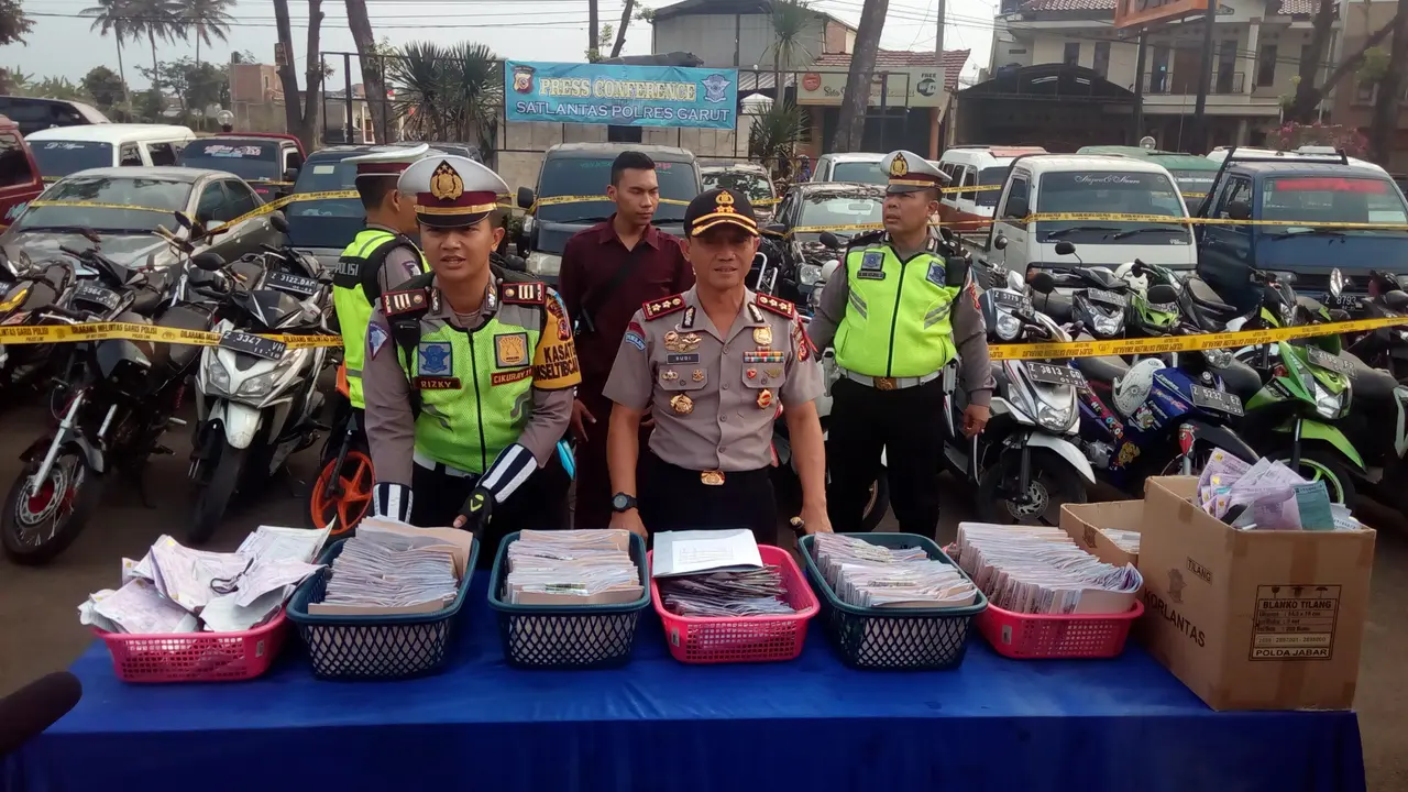 Ribuan berkas STNK hasil operasi zebra dua pekan di Garut