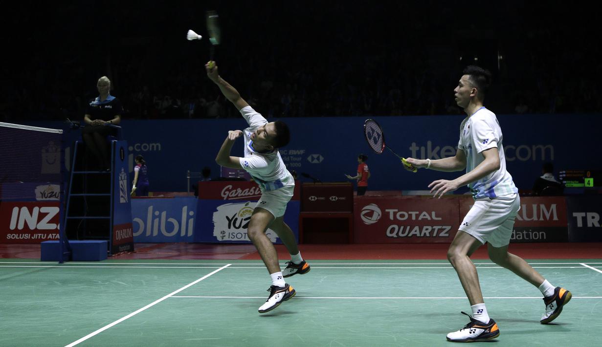 Ganda putra Indonesia, Fajar Alfian/Muhammad Rian Ardianto, mengembalikan kok saat melawan ganda China, Huang Kai Xiang/Liu Cheng, pada Indonesia Open 2019 di Istora Senayan, Rabu (17/7). Fajar/Rian menang 18-21, 21-14, 21-16. (Bola.com/Yoppy Renato)