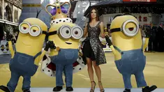 Aktris Sandra Bullock berpose dengan trio karakter Minions di World Premier film "Minions" di London, Kamis (11/6/2015). (REUTERS/Luke MacGregor)