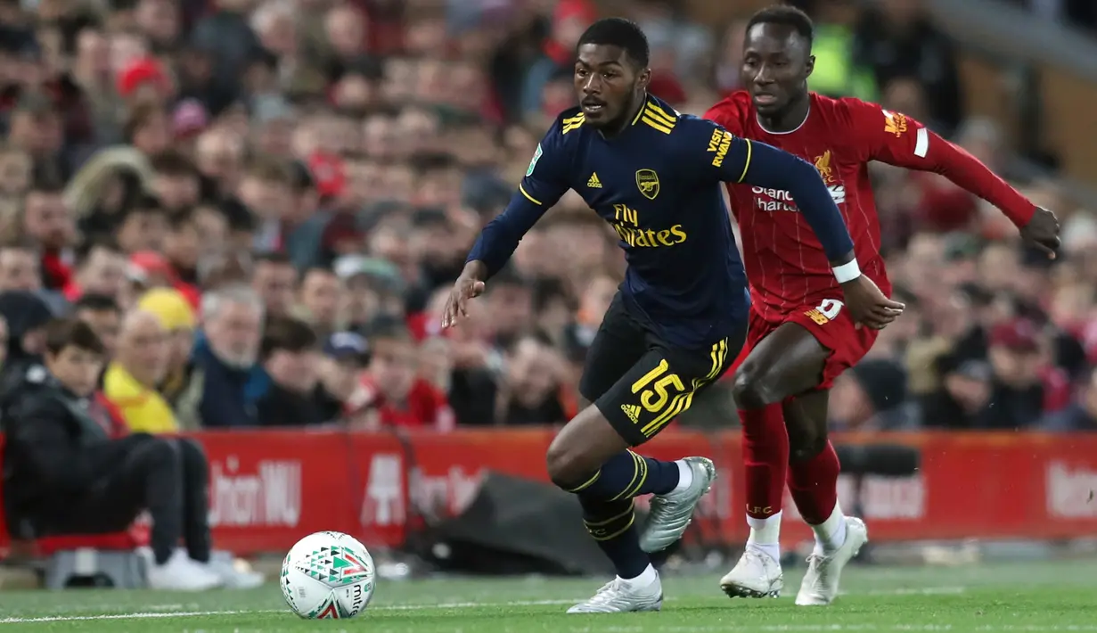 Gelandang Arsenal, Ainsley Maitland-Niles dan gelandang Liverpool Naby Keita berusaha mengejar bola pada laga babak 16 Besar Carabao Cup di Anfield Stadium, Rabu (30/10/2019). Berimbang 5-5 di waktu normal, Liverpool menang 5-4 dalam adu penalti dan maju ke perempatfinal . (AP/Jon Super)