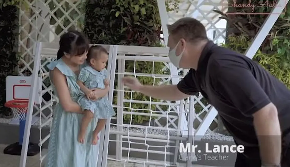 Menghindari sekolah online karena Shandy Aulia khawatir anaknya berlama-lama di depan layar gadget. Ia juga tak ingin menciptakan kebiasaan tersebut.  (YouTube/Shandy Aulia)