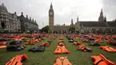 Jaket pelampung (lifejacket) dipajang seperti sebuah pemakaman umum di dekat Gedung Parlemen London, Senin (19/9). Berdasarkan data UNHCR setiap harinya terdapat 11 orang, yang meninggal dunia saat menyebrang ke Eropa, sejak 2015. (Daniel Leal-Olivas/AFP)