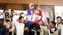 <p>Peraih medali emas Olimpiade Paris 2024 cabang angkat besi nomor 73kg Rizki Juniansyah diangkat oleh teman-temannya sesama lifter usai tiba di Bandara Internasional Soekarno-Hatta, Tangerang, Selasa (13/8/2024). (Abdul Aziz/Bola.com).</p>