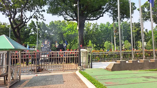 Sejumlah kelompok buruh melakukan aksi demonstrasi di Balai Kota menjelang pengumuman UMP DKI Jakarta 2024 pada Selasa (21/11/2023).