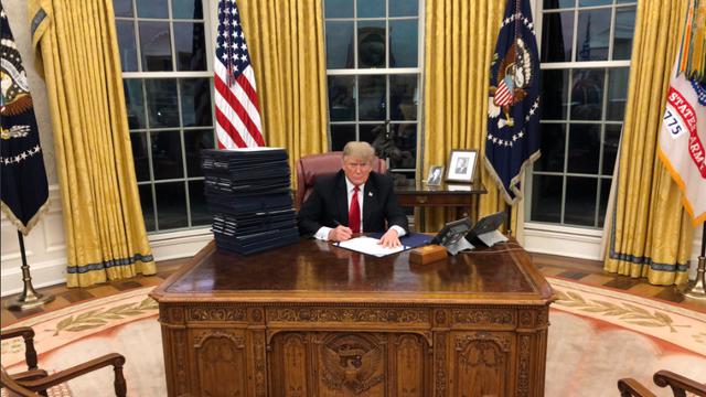 Presiden Donald Trump di Oval Office