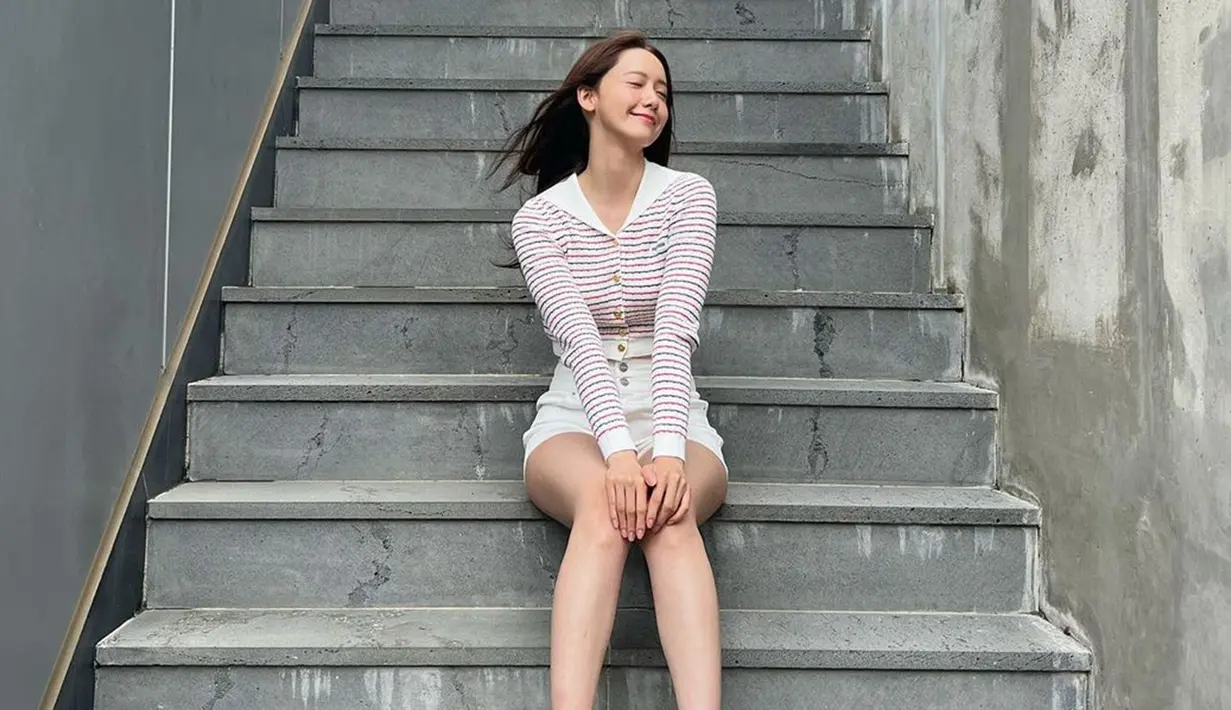 Melalui akun Instagram, pemain Big Mouth ini juga seirng mengunggah gaya penampilannya. Tampil dengan busana motif bergaris yang dipadukan celana berwarna putih, gaya Yoona SNSD ini tampak menawan. (Liputan6.com/IG/@yoona__lim)