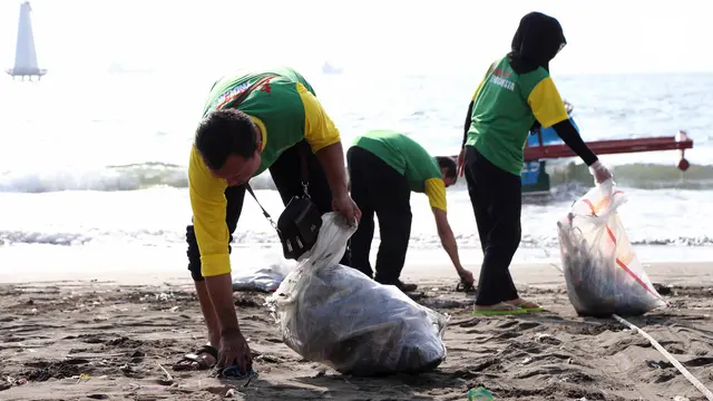 Aksi Karyawan Giant Ekspres Bersihkan Sampah Pantai Teluk Penyu Cilacap