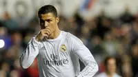 Striker Real Madrid, Cristiano Ronaldo, usai mencetak gol ke gawang Levante, pada pertandingan lanjutan La Liga, di Stadion Ciutat de Valencia, Kamis (3/3/2016) dini hari WIB. (AFP/Jose Jordan). 