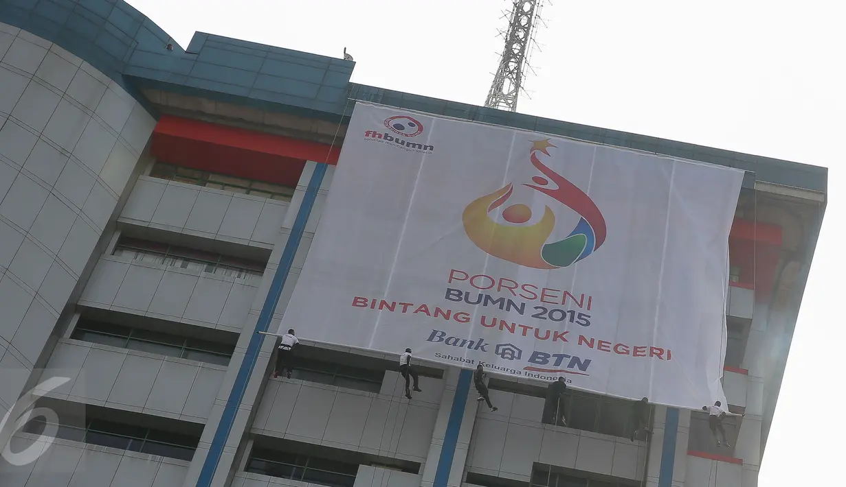 Sebuah baliho besar dibentangkan saat pembukaan PORSENI BUMN 2015, Jakarta, Minggu (8/11/2015). Acara ini diharapkan mampu memunculkan bintang-bintang baru di berbagai cabang olah raga dan kesenian. (Liputan6.com/Faizal Fanani)