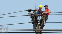 Petugas PLN memperbaiki jaringan listrik di kawasan Pondok Ranji, Tangerang Selatan. (Liputan6.com/Helmi Afandi)