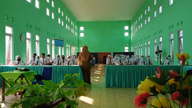 SMPN 1 Purwareja Klampok Selasa (15/6/2021) mengukuhkan puluhan siswanya menjadi duta literasi. (Foto: Clarissa Benita Yudianto untuk Liputan6.com)