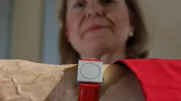 Rosalind Picard saat menunjukkan jam tangan buatannya di Cambridge,Inggris (11/11). Pertolongan medis yang dilakukan jam tangan ini yaitu mengukur kestabilan emosi, serangan epilepsi , aktivitas tubuh dan waktu tidur yang cukup. (REUTERS/Brian Snyder)