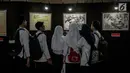 Pengunjung melihat pameran lahirnya Pancasila di Museum Nasional, Jakarta, Jumat (2/6). Pameran yang digelar dari 2 hingga 15 Juni 2017, sebagai rangkaian kegiatan hari kelahiran Pancasila yang jatuh pada tanggal 1 Juni. (Liputan6.com/Faizal Fanani)