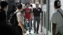 Aktor senior Tio Pakusadewo dikawal petugas sambil diborgol saat akan menjalani sidang di Pengadilan Negeri Jakarta Selatan, Senin (30/4). (Liputan6.com/Faizal Fanani)