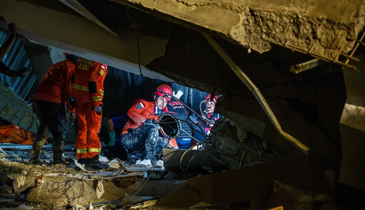 Sebuah bangunan di kompleks salah satu pondok pesantren di kawasan Buduran, Sidoarjo, Jawa Timur, ambruk pada Senin (29/9/2025) sore. (Juni Kriswanto/AFP)