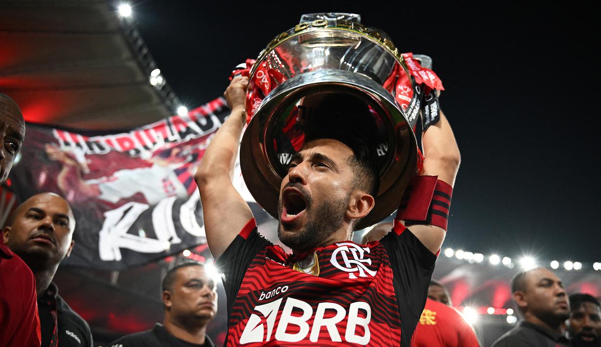 Everton Ribeiro. Gelandang tengah berusia 33 tahun ini kini tengah menjalani musim ke-6 bersama Flamengo di Liga Serie A Brasil sejak didatangkan dari Al-Ahli pada Juni 2017 dengan nilai transfer 6 juta euro. Pada musim 2022 ini ia telah tampil dalam 30 laga di Liga Serie A dengan torehan 2 gol dan 4 assist. Di Piala Dunia 2022 nanti ia akan bersaing dengan para gelandang terbaik yang berasal dari liga top Eropa, seperti Casemiro, Fred dan Fabinho. Hingga kini ia telah mengoleksi 21 caps bersama Tim Samba dengan torehan 3 gol dan 1 assist sejak melakukan debut pada 26 Januari 2017. (AFP/Carl De Souza)