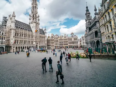 Wisatawan mengunjungi Grand Place di Brussel, Belgia, pada 28 Juni 2020. (Xinhua/Zhang Cheng)