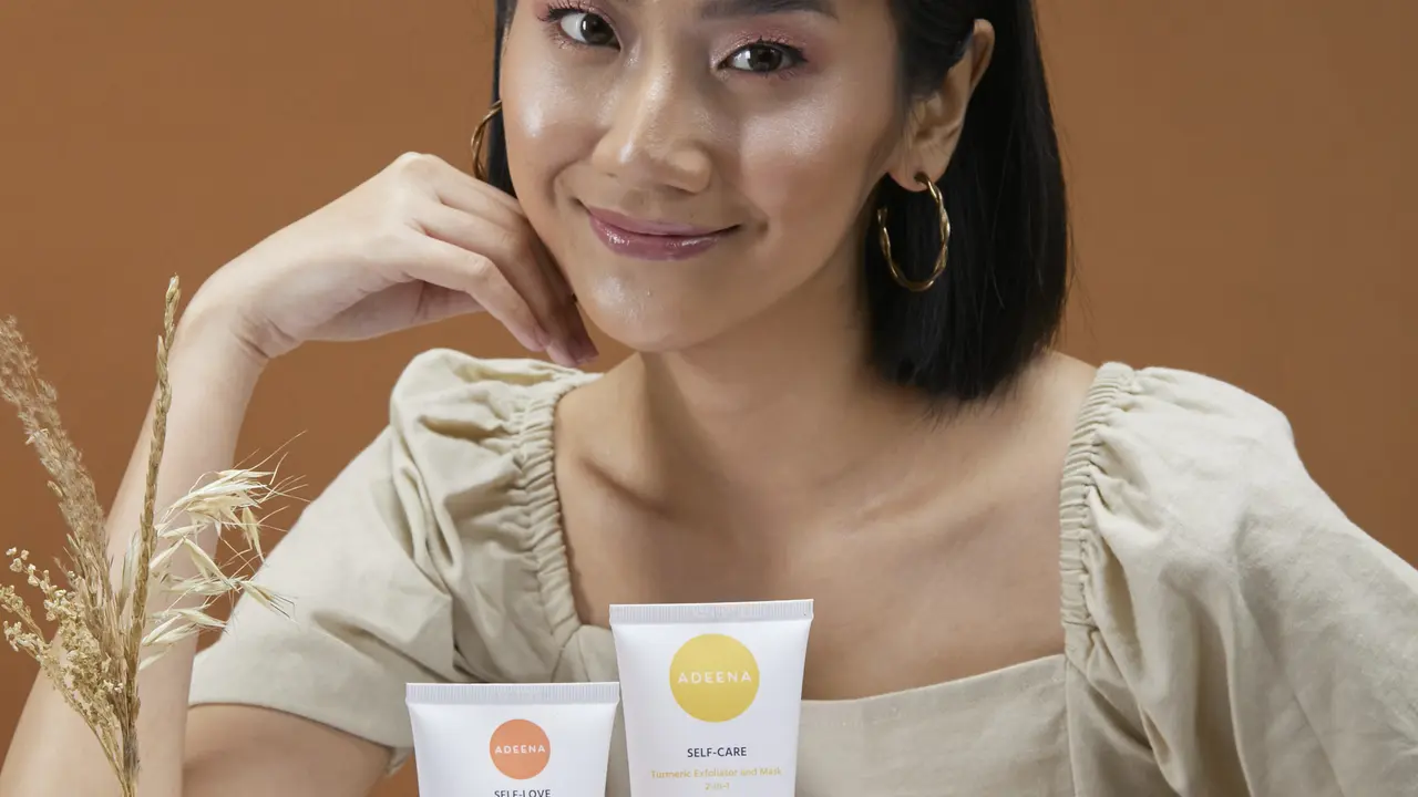 Adeena meracik skincare berbahan dasar kunyit yang aman untuk digunakan oleh semua jenis kulit, termasuk ibu hamil dan menyusui.
