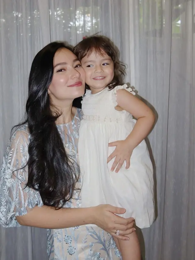 Gaya Serasi Asmirandah dan Sang Putri Berusia 2 Tahun saat Hadir di Pernikahan Jessica Mila