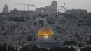 Masjid Dome of the Rock, di kompleks masjid Al-Aqsa, selama bulan suci Ramadan terlihat saat matahari terbenam selama krisis pandemi coronavirus di Kota Tua Yerusalem (19/5/2020). (AFP/Ahmad Gharabli)
