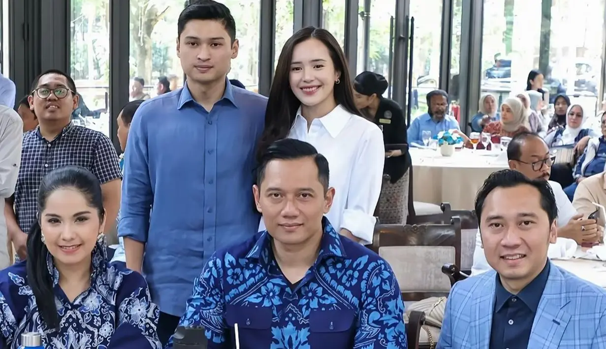 Dalam acara tersebut, hadir keluarga besar Fraksi Partai Demokrat (FPD) DPR RI. Beby dan Rizki pun mengabadikan potretnya bersama Ketua Umum Partai Demokrat, Agus Yudhoyono; Ketua Srikandi Demokrat, Annisa Pohan; dan Ketua FPD DPR RI, Ibas Yudhoyono. (Liputan6.com/IG/@riznatakusumah)