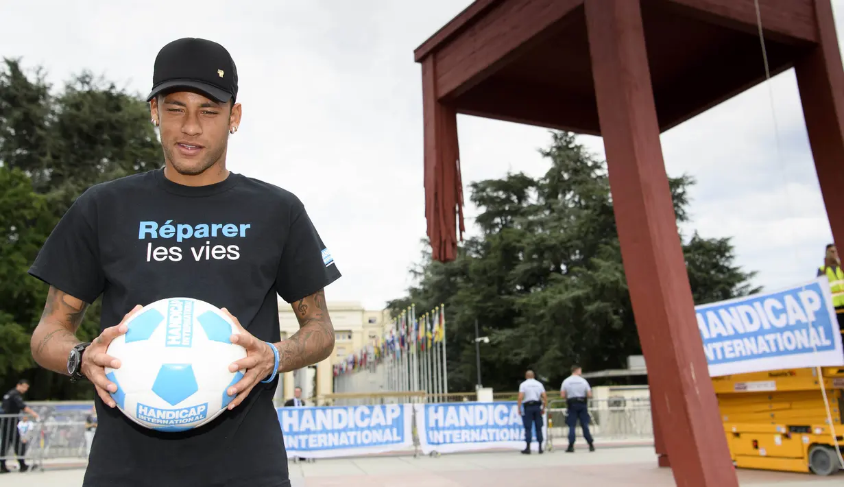 Bintang Paris Saint-Germain, Neymar Jr, berpose di samping kursi raksasa di Kantor PBB, Jenewa, (15/8/2017). Neymar Jr akan fokus membantu penyandang disabilitas dan terpuruk dalam kemiskinan. (AP/Laurent Gillieron)