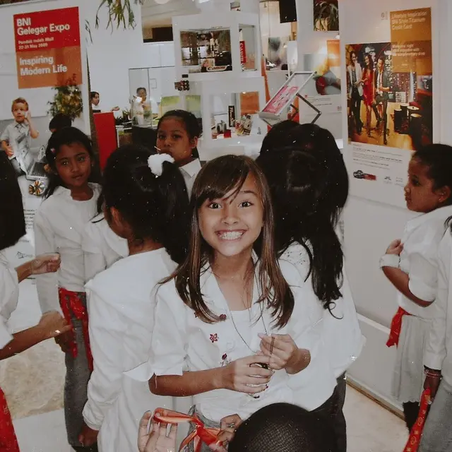 6 Foto Masa Kecil Caitlin Halderman, Ekspresif Sedari Dulu