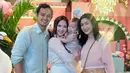 <p>Febby Rastanty hadir bersama suaminya. Ia tampil mengenakan atasan long sleeve pink dengan karet di bagian perut. Dipadukan mini skirt orange motif bunga. Sambil membawa sling bag coklat dan sepatu warna ivory. [@febbyrastanty]</p>