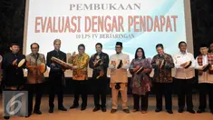 Menteri Komunikasi dan Informatika (Menkominfo) Rudiantara bersama Perwakilan 10 TV Swasta Indonesia memukul rebana sekaligus membuka acara Evaluasi Dengar Pendapat 10 LPS TV Berjaringan di Balai Kota, Jakarta, Selasa (10/5). (Liputan6.com/Johan Tallo)