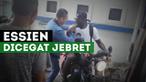 Berita video momen presenter yang dikenal dengan kata "jebret", Valentino Simanjuntak, mencegat marquee player Persib Bandung, Michael Essien. Momen ini terjadi setelah Persib menjalani latihan rutin pada Jumat (19/5/2017). Valent sempat menyapa dan ...