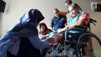 Petugas rehabilitasi medik mengukur kaki pasien diabetes di Rumah Sakit Cipto Mangunkusumo, Jakarta, Rabu (14/11). Sejumlah pasien memperoleh donasi berupa kaki prostetik dan sepatu diabetes dari Sun Life Indonesia. (Liputan6.com/HO/Megha)