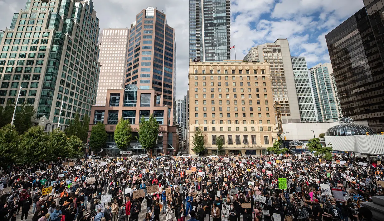 Ribuan orang berkumpul untuk demonstrasi damai dalam mendukung George Floyd dan Regis Korchinski-Paquet dan protes terhadap rasisme, ketidakadilan dan kebrutalan polisi, di Vancouver (31/5/2020). (Darryl Dyck / The Canadian Press via AP)