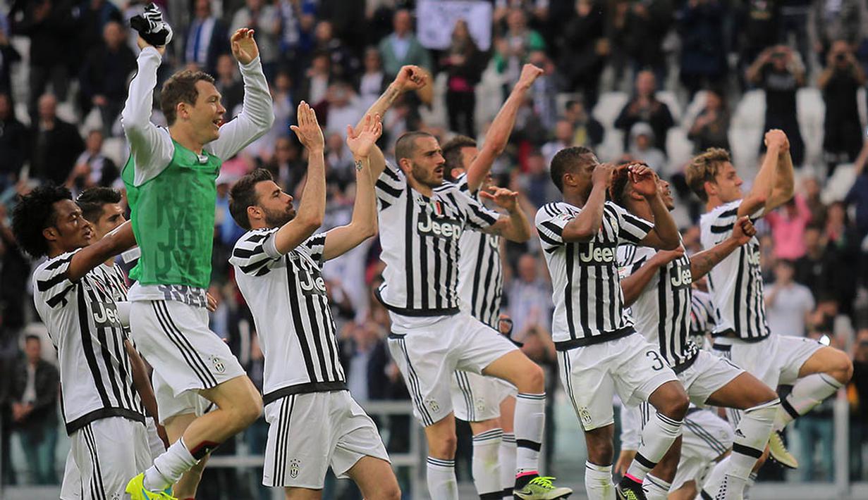 Para pemain Juventus merayakan kemenangan atas Palermo pada laga Serie A di Stadion Juventus, Turin, Minggu (17/4/2016). Juve berhasil menang 4-0 atas Palermo. (AFP/Marco Bertorello)