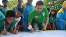 Ricky Subagja bersama puluhan siswa SD di kawasan Jakarta Selatan ambil bagian dalam ‘Gerakan Energi Merah Putih untuk Indonesia’, Jakarta, Kamis (28/5/2015). (Liputan6.com/Herman Zakharia)